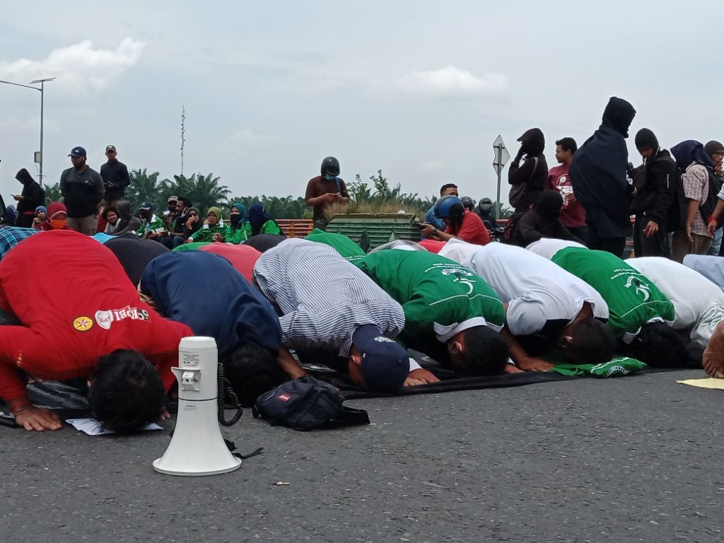 Demonstran Salat di Medan