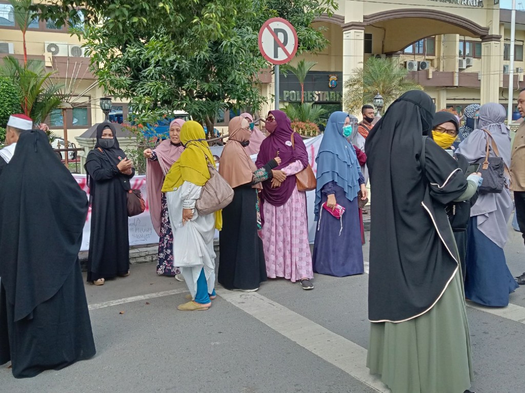 Massa Elemen Islam di Polres Medan