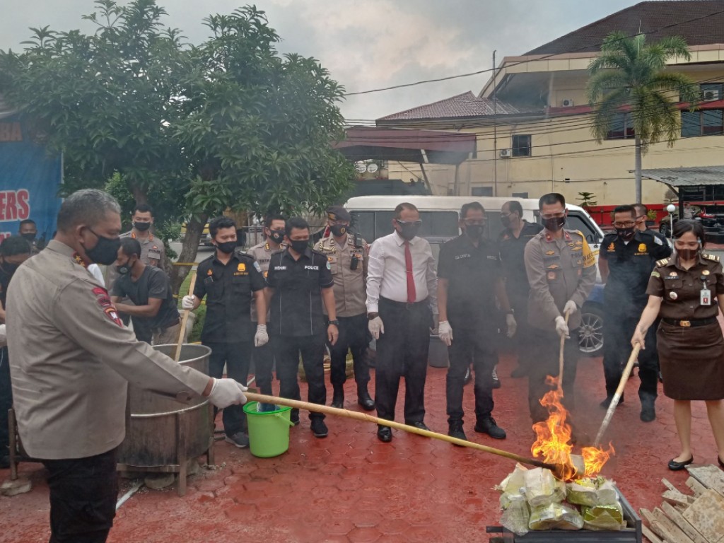 Kapolda Sumut Bakar Sabu