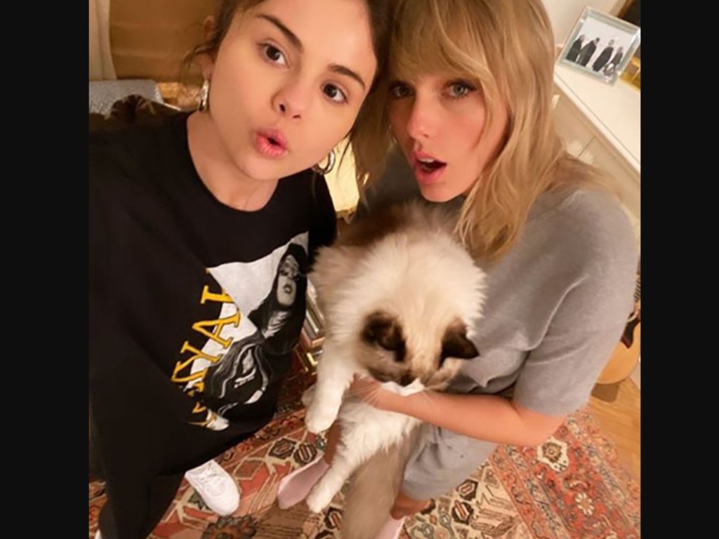 Taylor Swift Puji "Deadpool" Ryan Reynolds dan Bercanda Soal "Kopi" yang Dia Minum