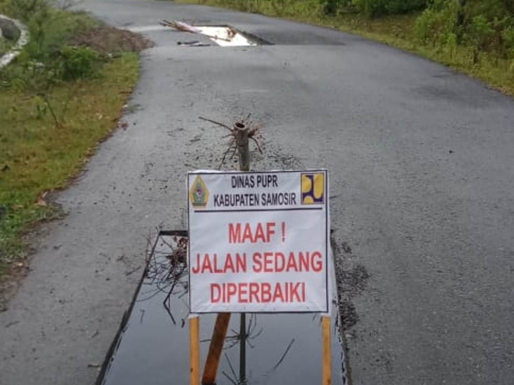 Lubang jalan samosir