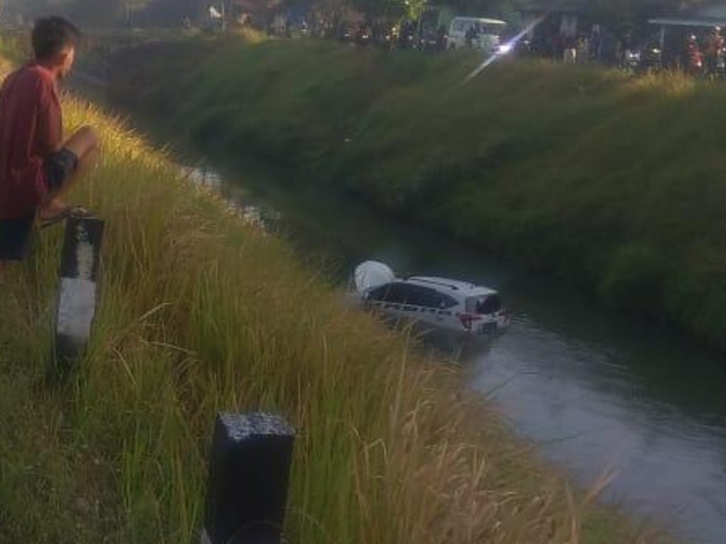 Mobil Nyemplung Selokan Mataram