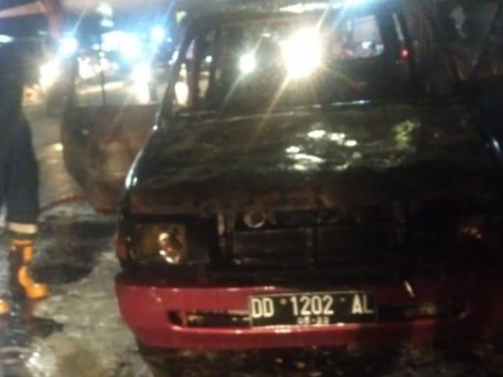 Mobil Terbakar