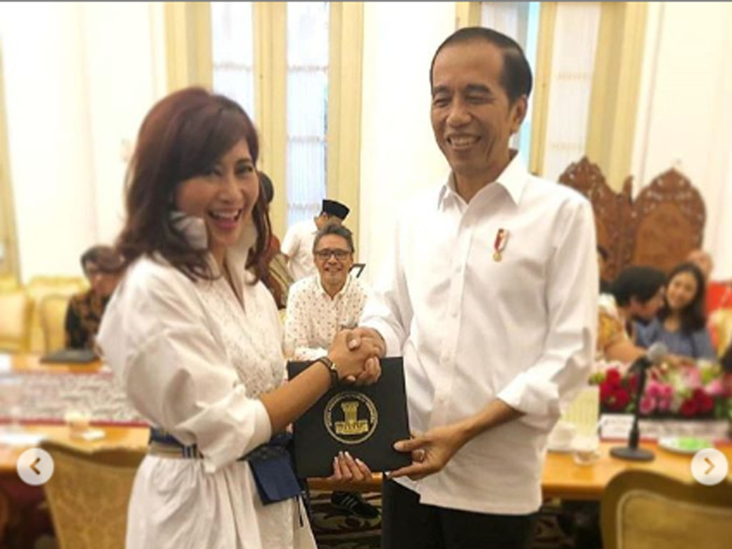 Foto Jokowi Hambat Ike Muti Masuk Proyek Pemda DKI | Tagar