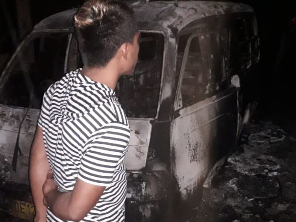 Mobil Angkot Dibakar