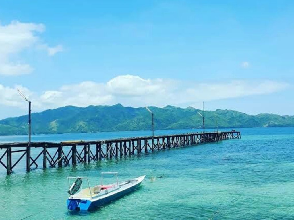 Dermaga Kayu di Pulau Karampuang Mamuju