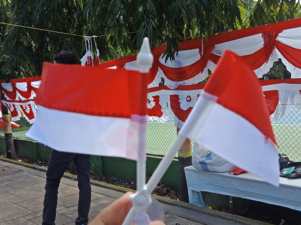 Pernak-pernik merah putih