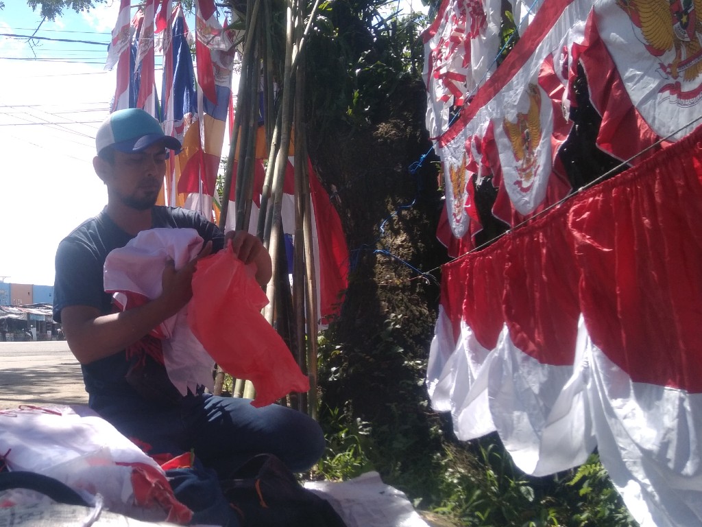 Penjual Bendera di Mamuju Sulbar