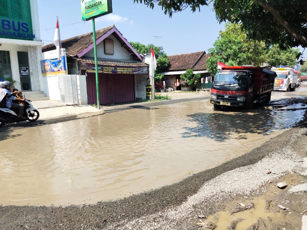 jalan rusak rembang