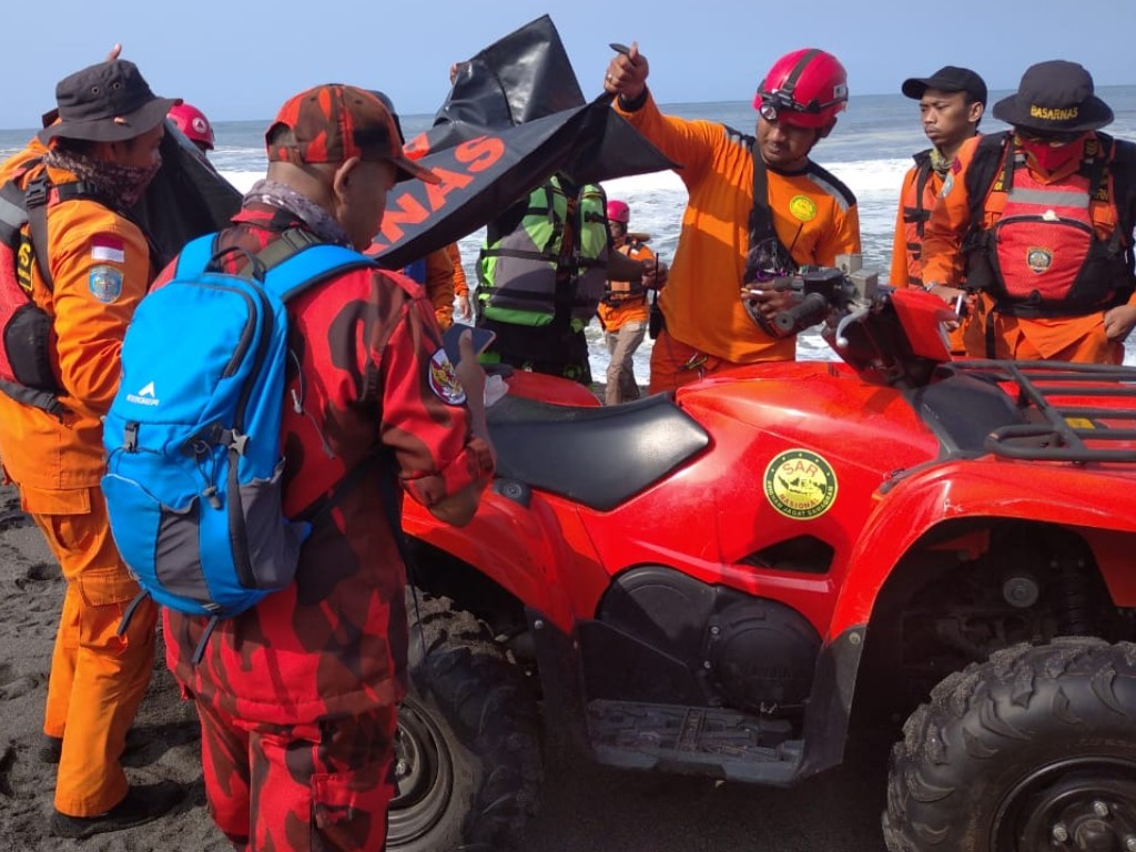 Evakuasi Korban Laka Laut Bantul