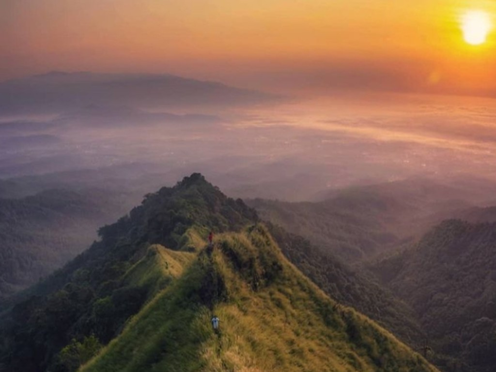 Puncak Gunung Piramid