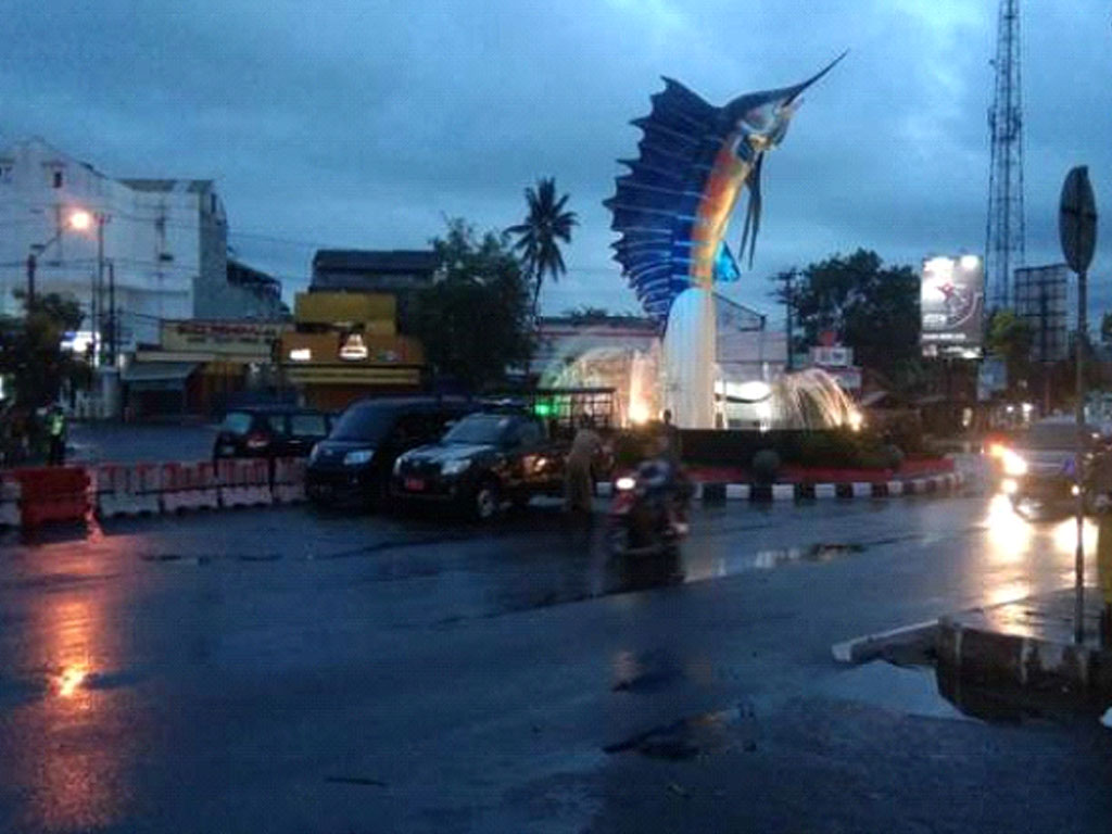 tugu blue marlin ikon pangandaran