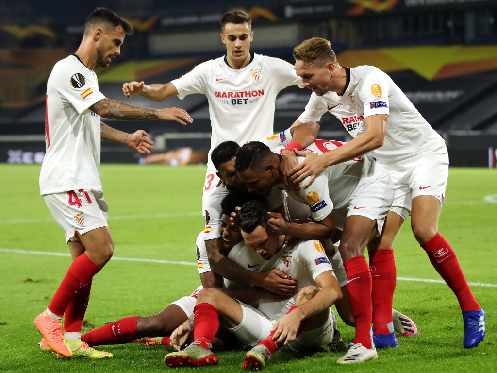 Sevilla rayakan gol