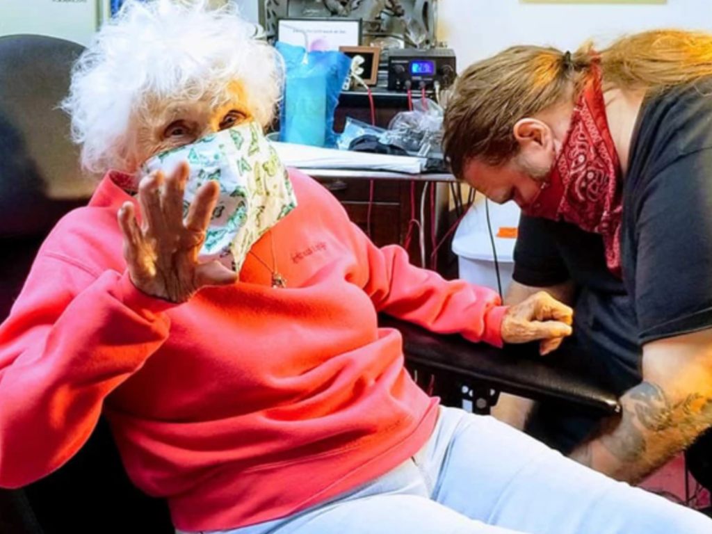 Nenek Bikin Tato