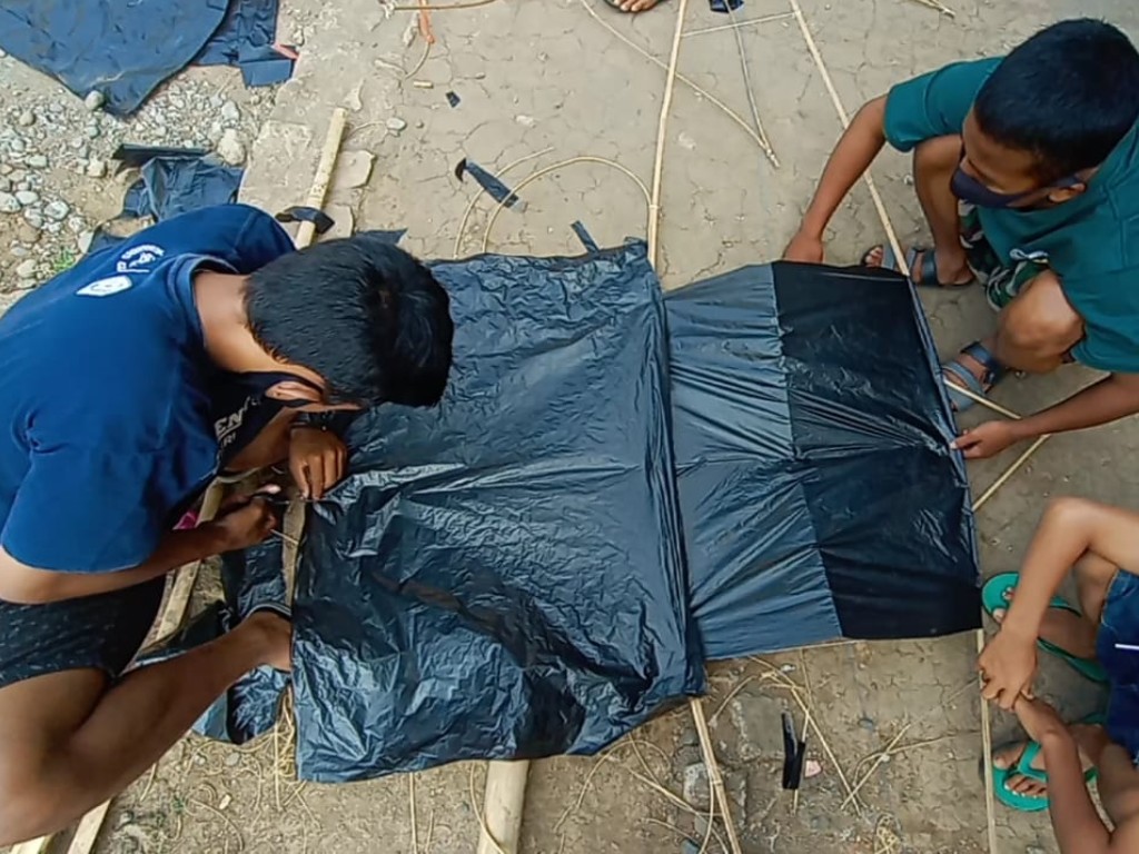 Bikin layangan bapangan di Kulon Progo