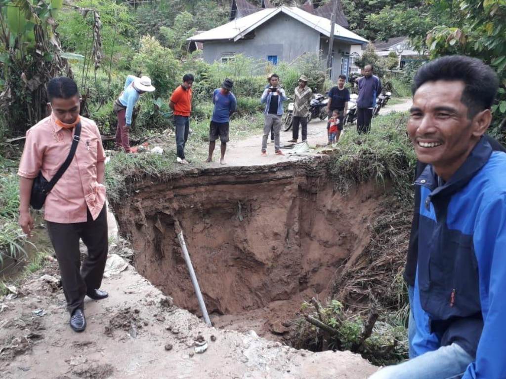 Jalan Amblas di kabupaten Agam