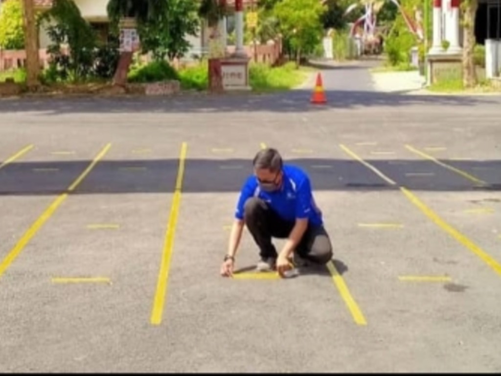 Petugas di SMK Negeri Glagah Banyuwangi