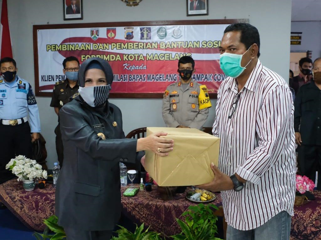 Pemberian bantuan kepada napi asimilasi Magelang