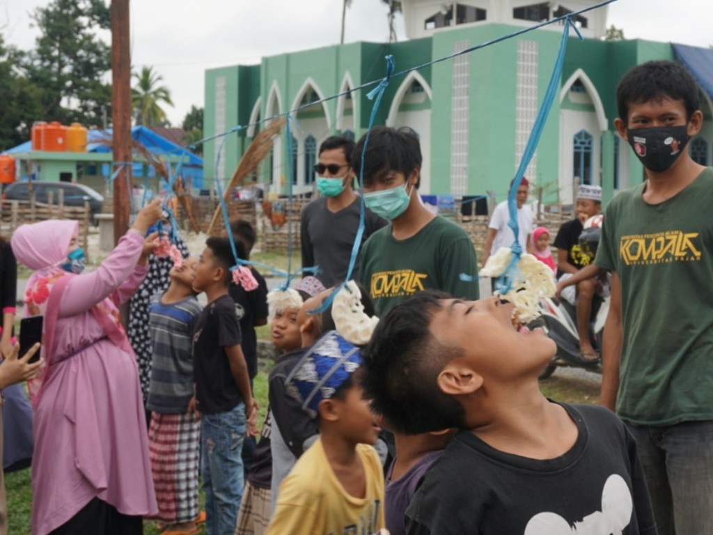 Lomba Makan Kerupuk