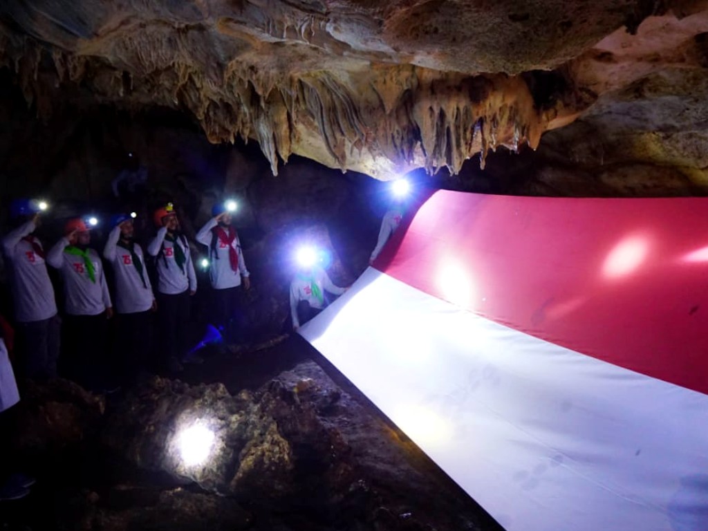 Pengibaran Bendera di Goa Aceh