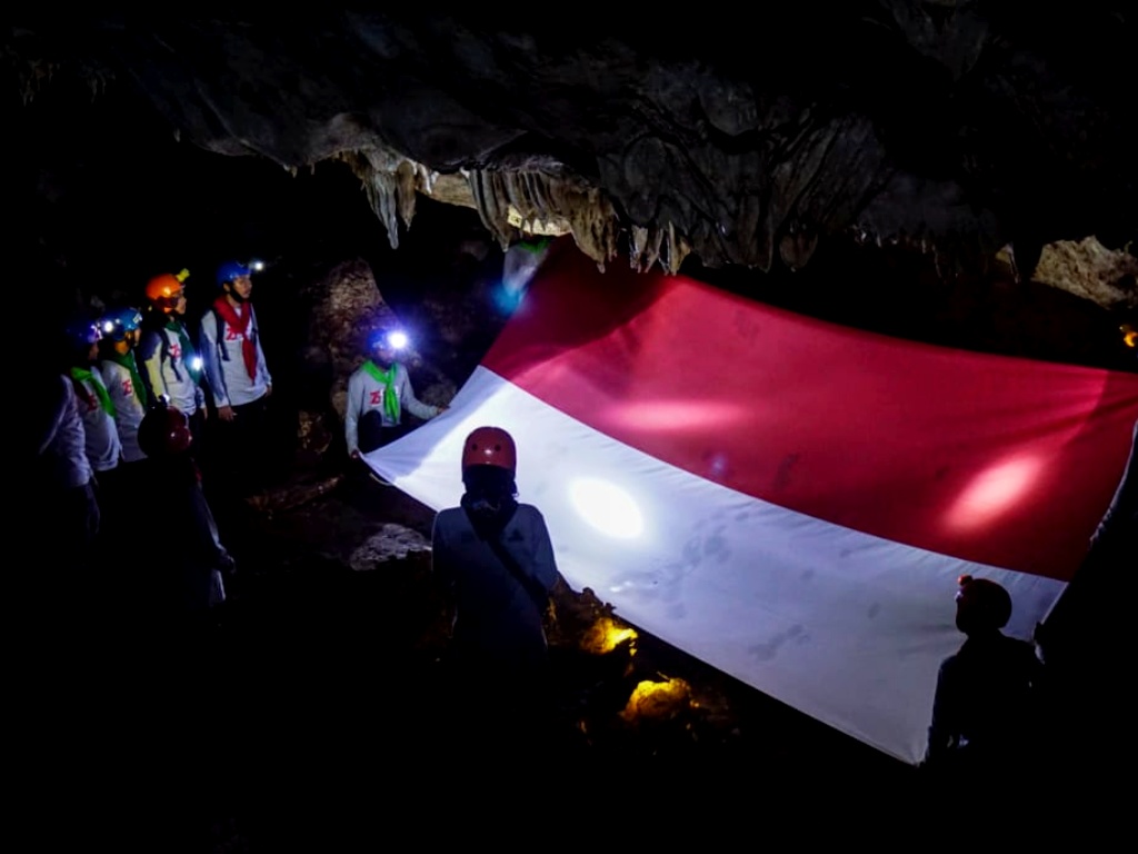 Pengibaran Bendera di Goa Aceh