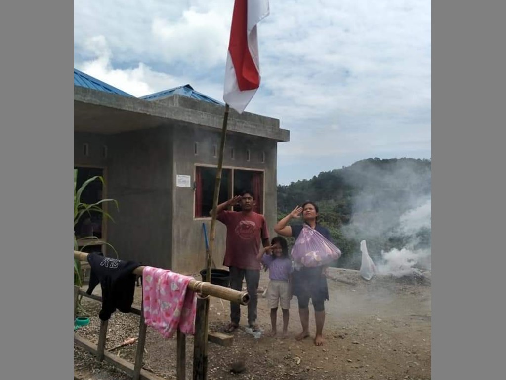 Ibu Dairi Hormat Bendera