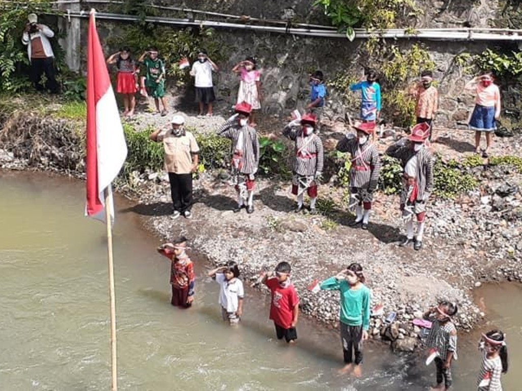 Upacara di Sungai Code Yogyakarta