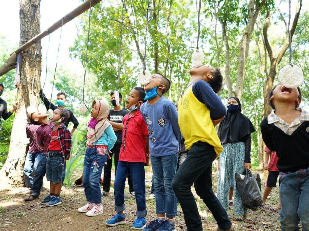 Makan Kerupuk