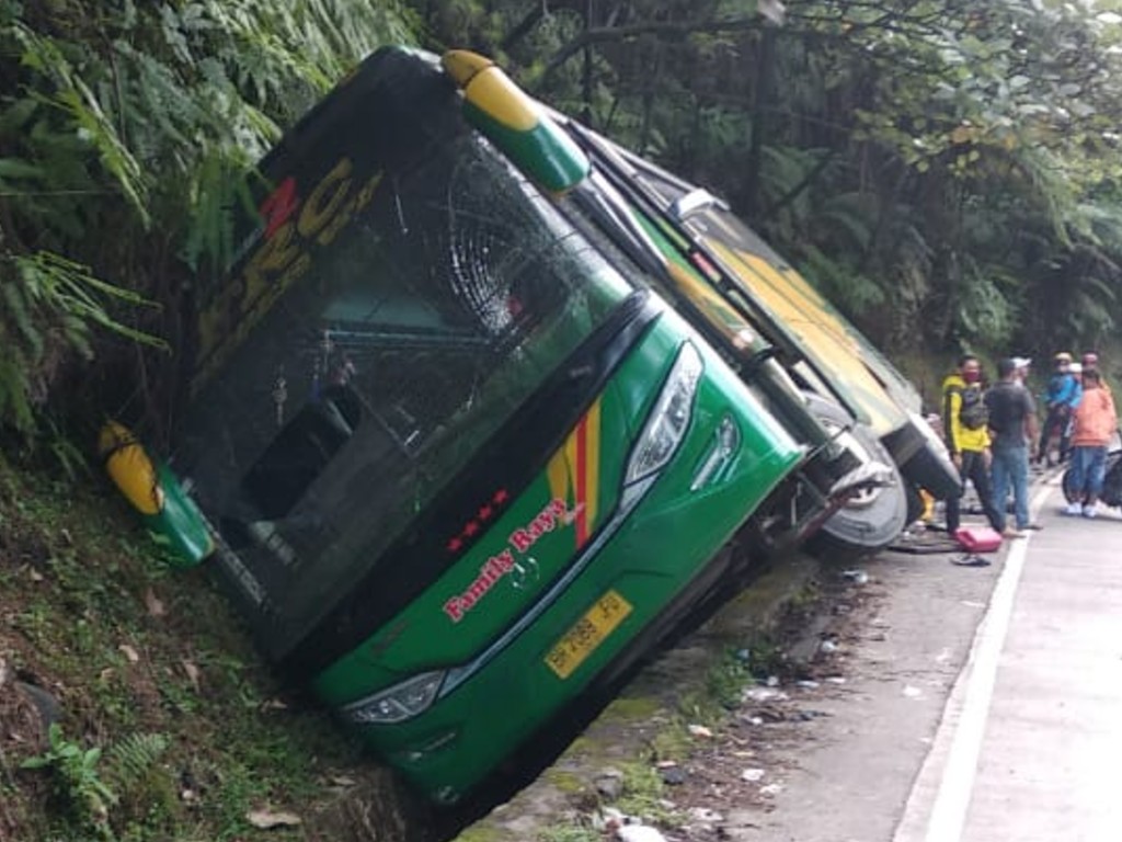 Bus masuk parit Sitinjau Laut