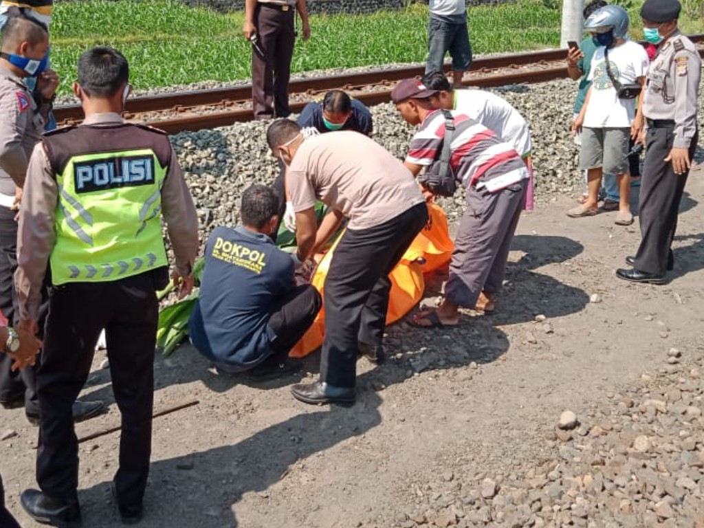 Evakuasi Korban Tertabrak KA di Sleman