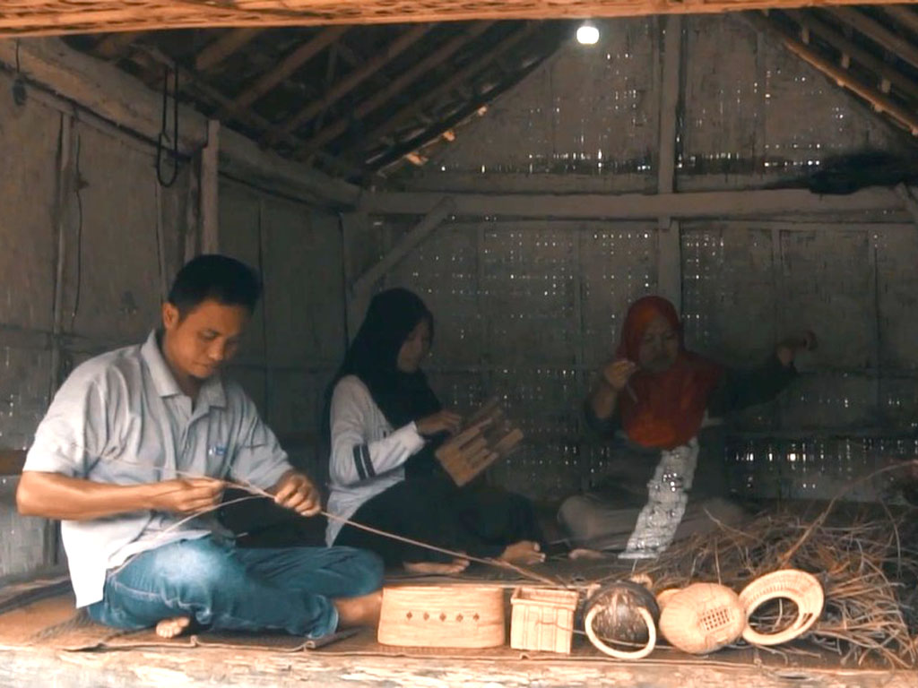 Perajin Anyaman Rotan di Banyuwangi