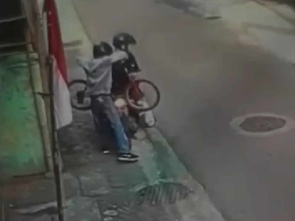 Curi Sepeda Terekam CCTV