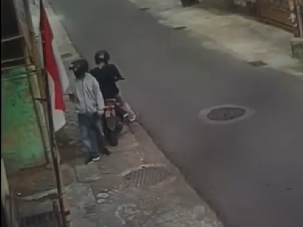 Curi Sepeda Terekam CCTV