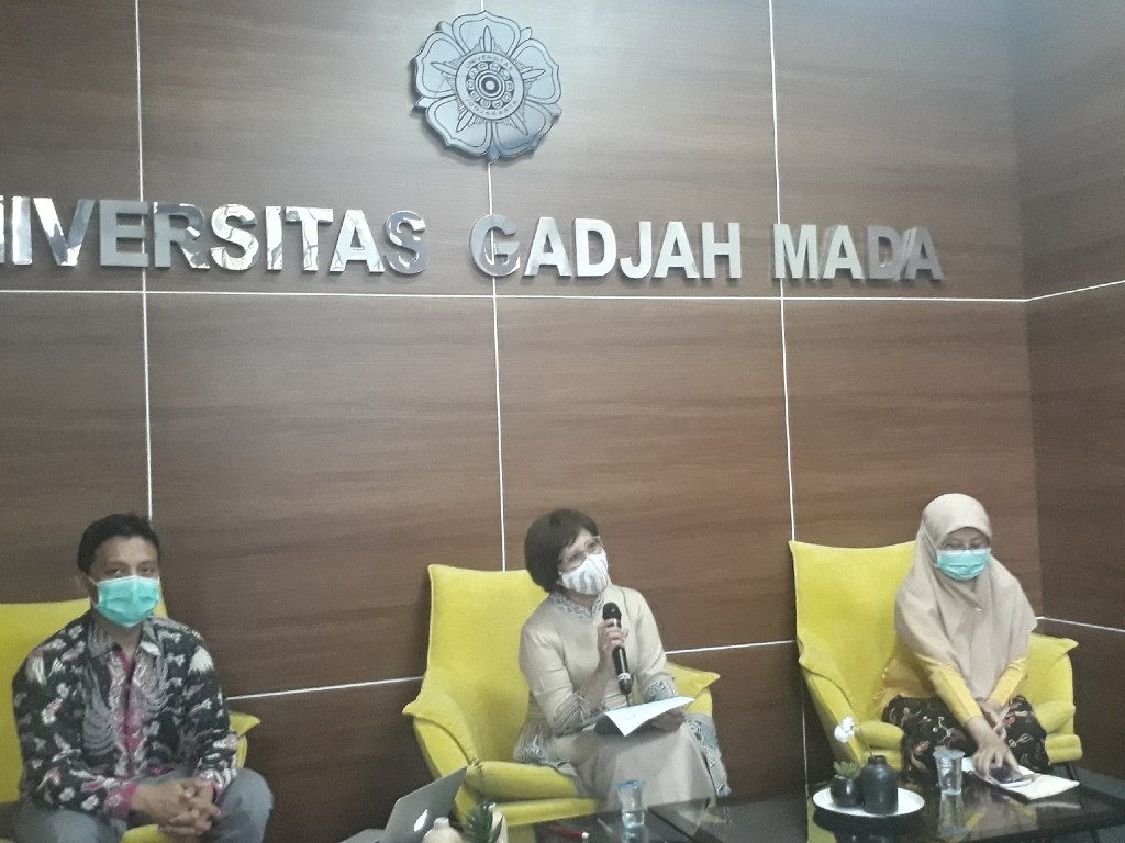 Dekan FK-KMK UGM Ova Emilia (tengah)