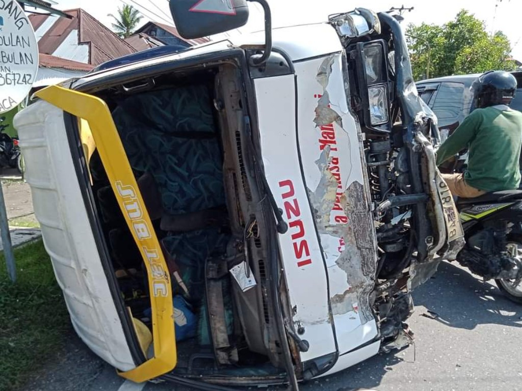 Bus Terbalik di Pariaman