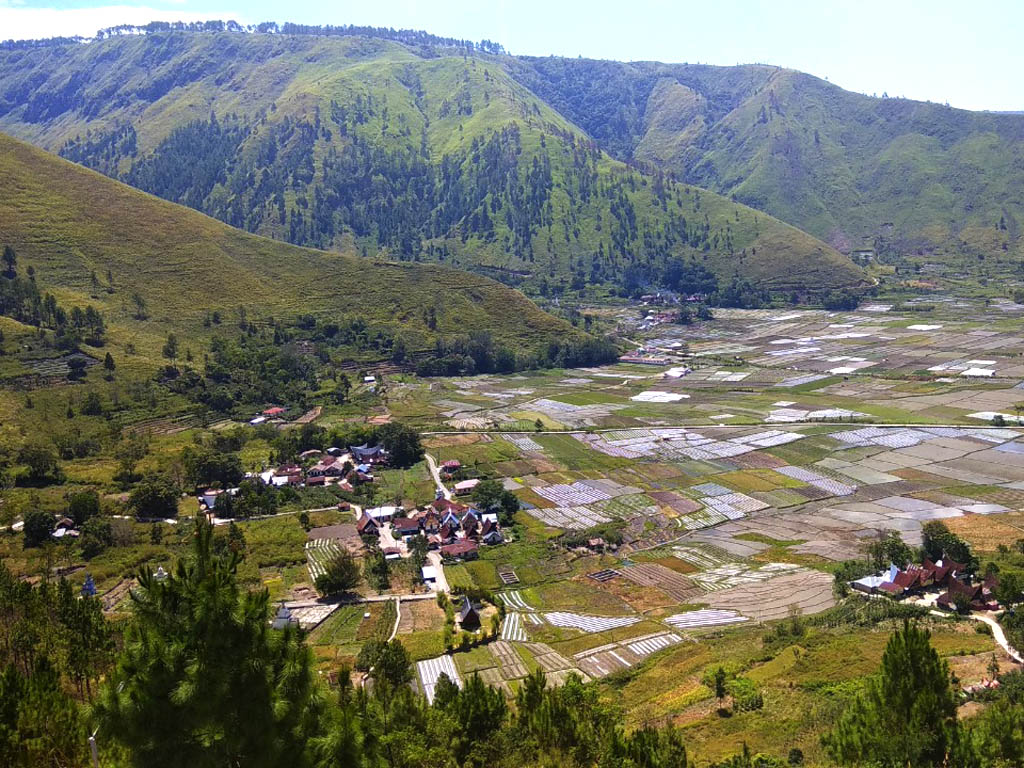 Pemandangan di Sianjur Mulamula, Samosir