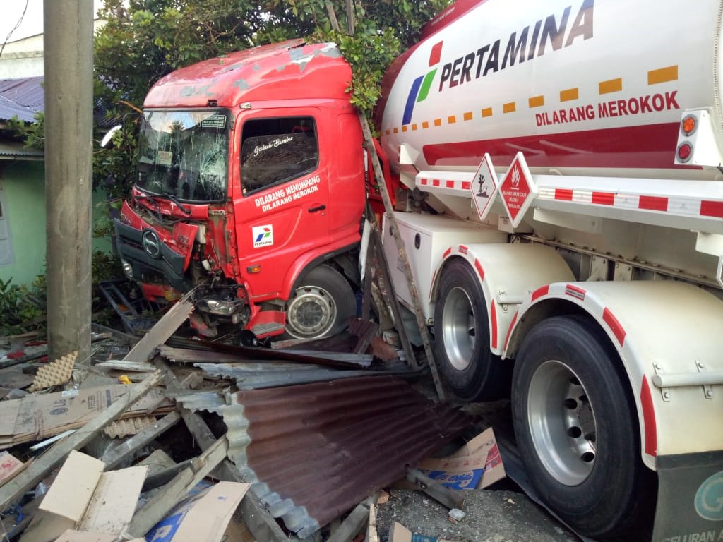 Mobil Tangki di Aceh Kecelakaan