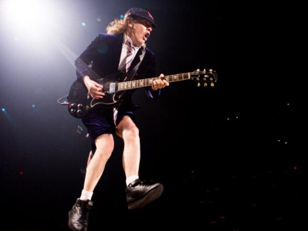 Dave Grohl dan Vokalis AC/DC Main Film Bareng | Tagar