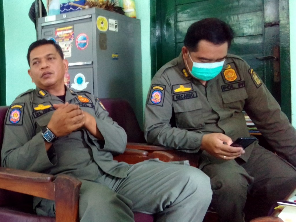 Kepala Satpol PP Kota Yogyakarta Agus Winarto (kiri)