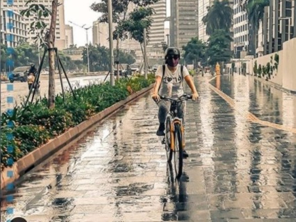 Bersepeda di Jakarta