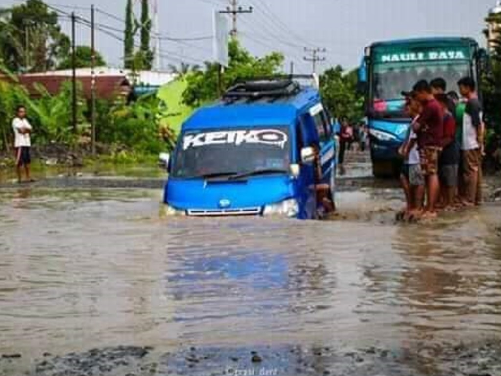 Jalan Rusak Jadi Kolam