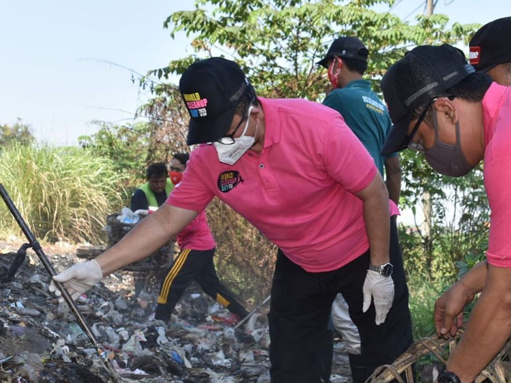 bupati cirebon bersihkan sampah