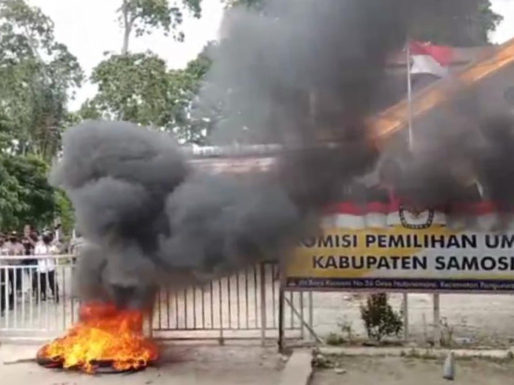 Demo Bakar Ban di Samosir