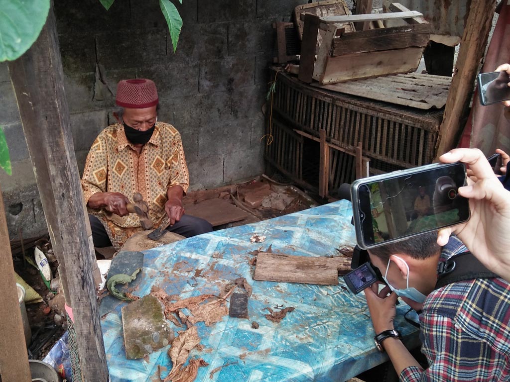 Cerita Kakek Pembuat Gantungan Knalpot Semarang (1)