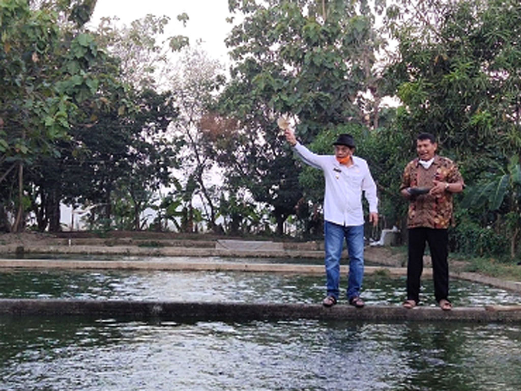 bupati indramayu di kolam ikan