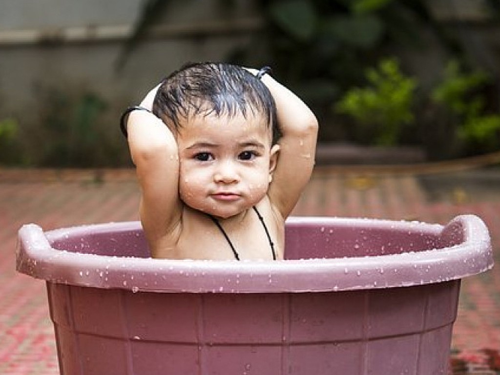 Anak mandi