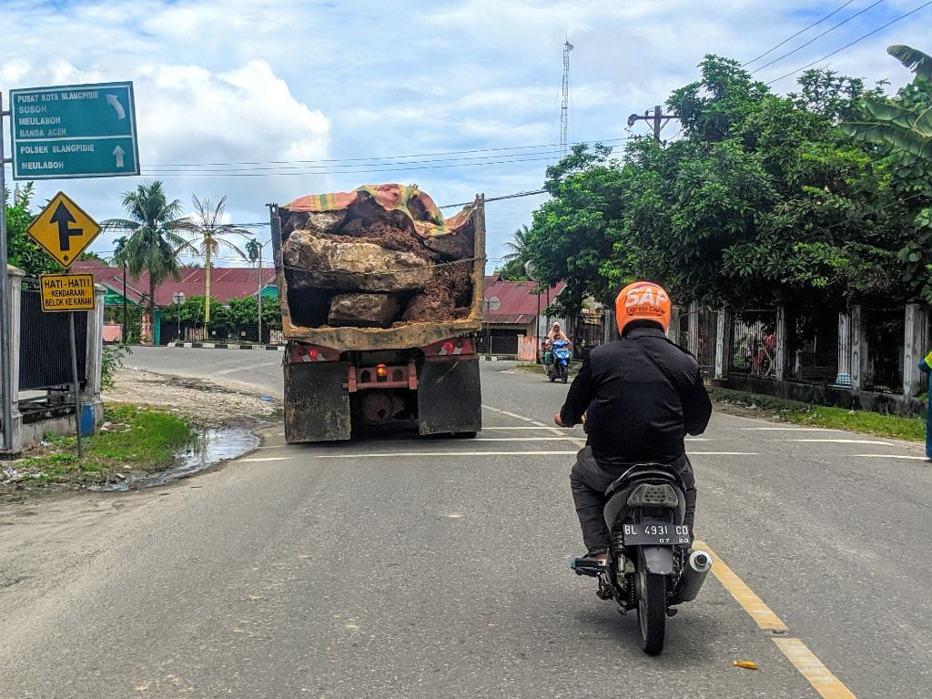 Truk Pengangkut Batu