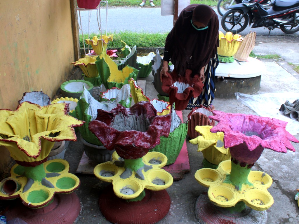 Belajar Autodidak IRT di Aceh Buat Vas  Bunga dari  Kain 