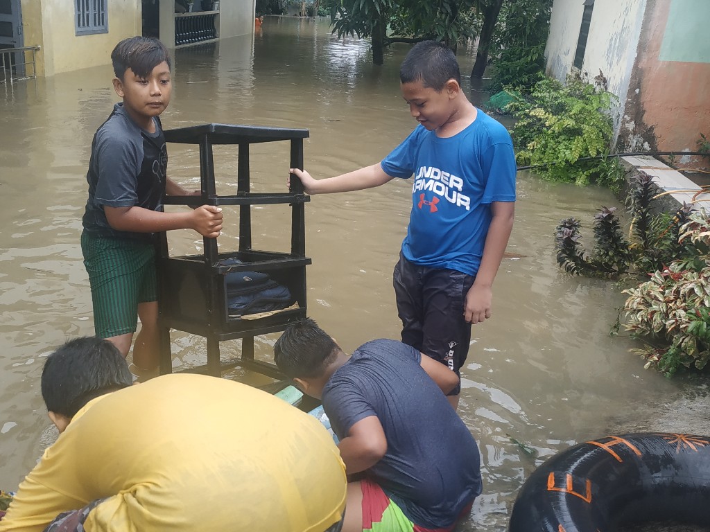 Pelajar Binjai di Lokasi Banjir