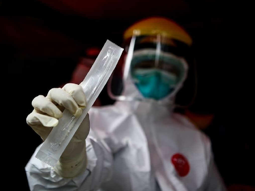 Petugas medis menunjukkan alat swab spesimen